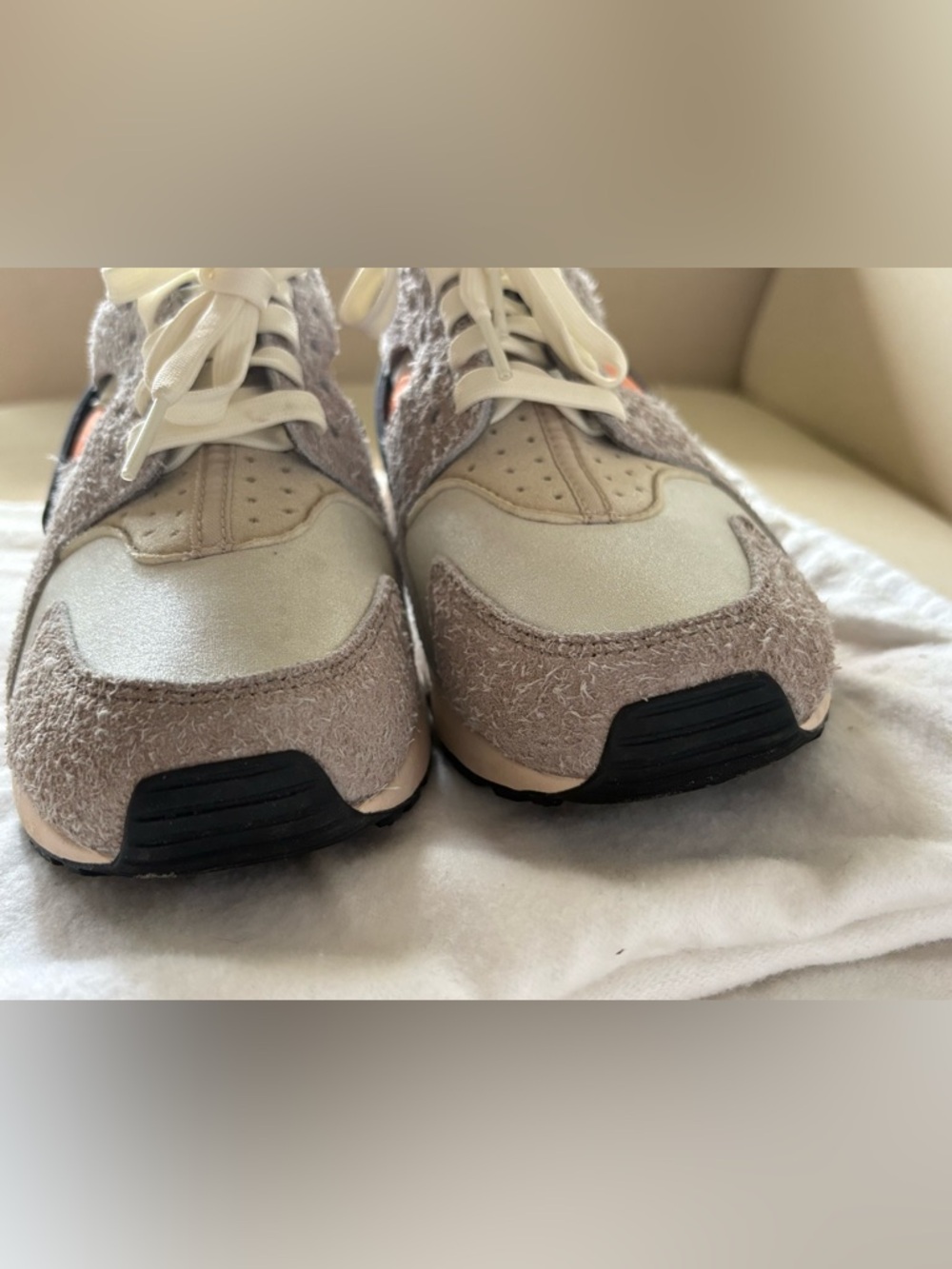 Air Huarache by Nike Women’s Sneakers Beige Cream Orange Blue Accents - Picture 5 of 6